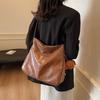 This year, it is popular to supply large-capacity women's shoulder bags 2025 new autumn and winter retro messenger bags commuter bags.
