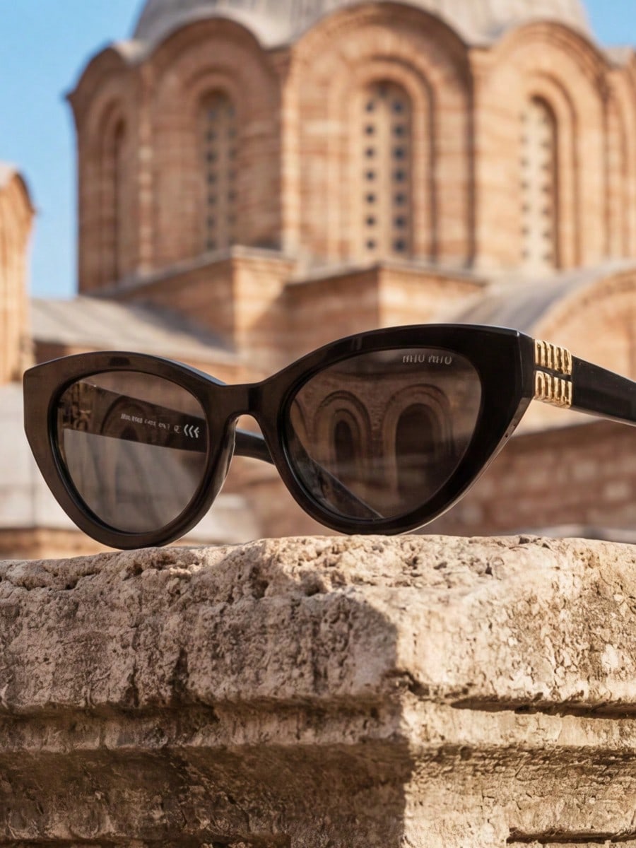 

Miu Miu 0MU A04SF Fashion Sunglasses чорний