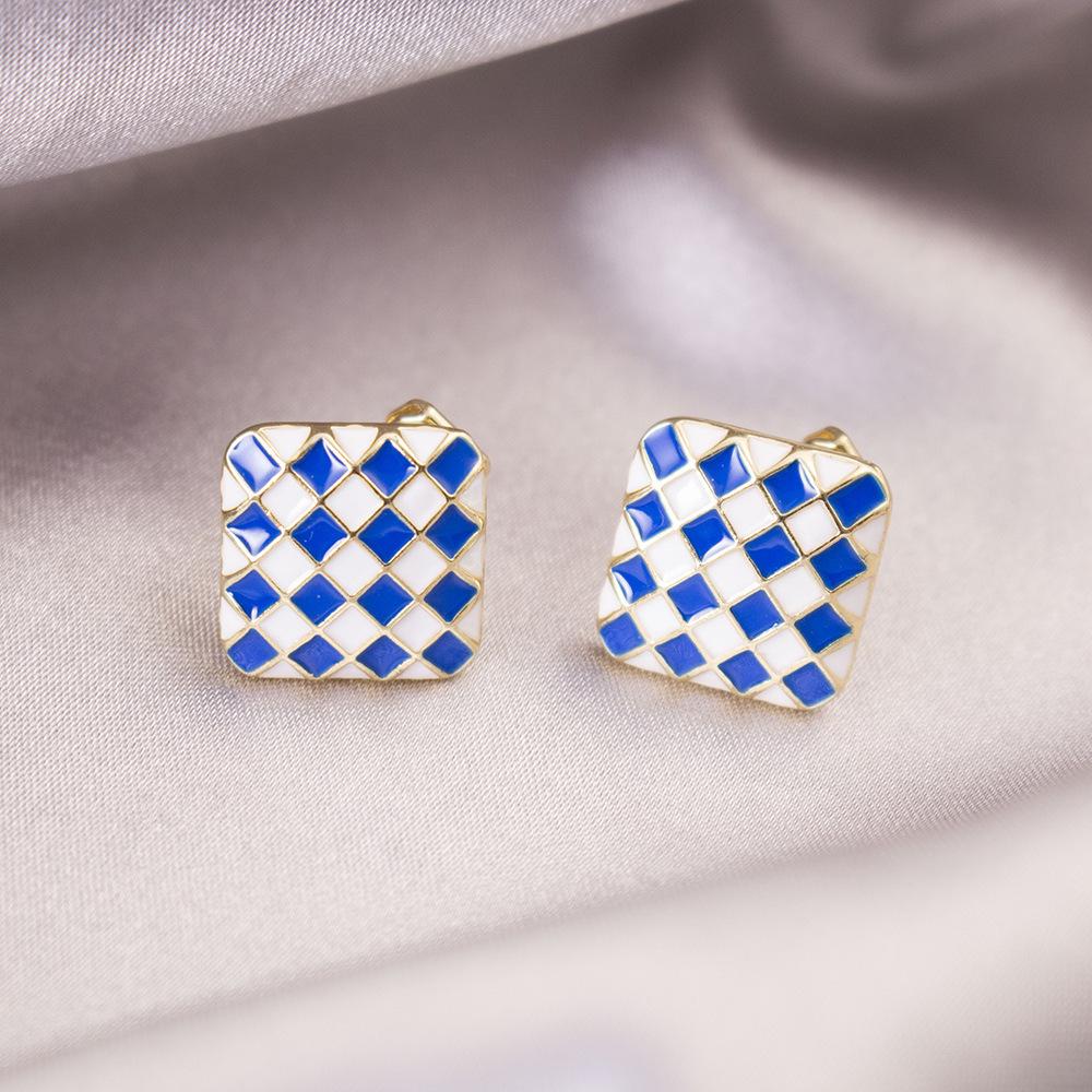 Elegant Clip-On Triangle Earrings for Non-Pierced Ears - Versatile, Light Luxury for Everyday Wear.