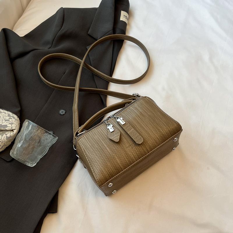 High-end Niche Bag Women's Autumn and Winter Retro New Fashion Messenger Bag Portable Pillow Bag