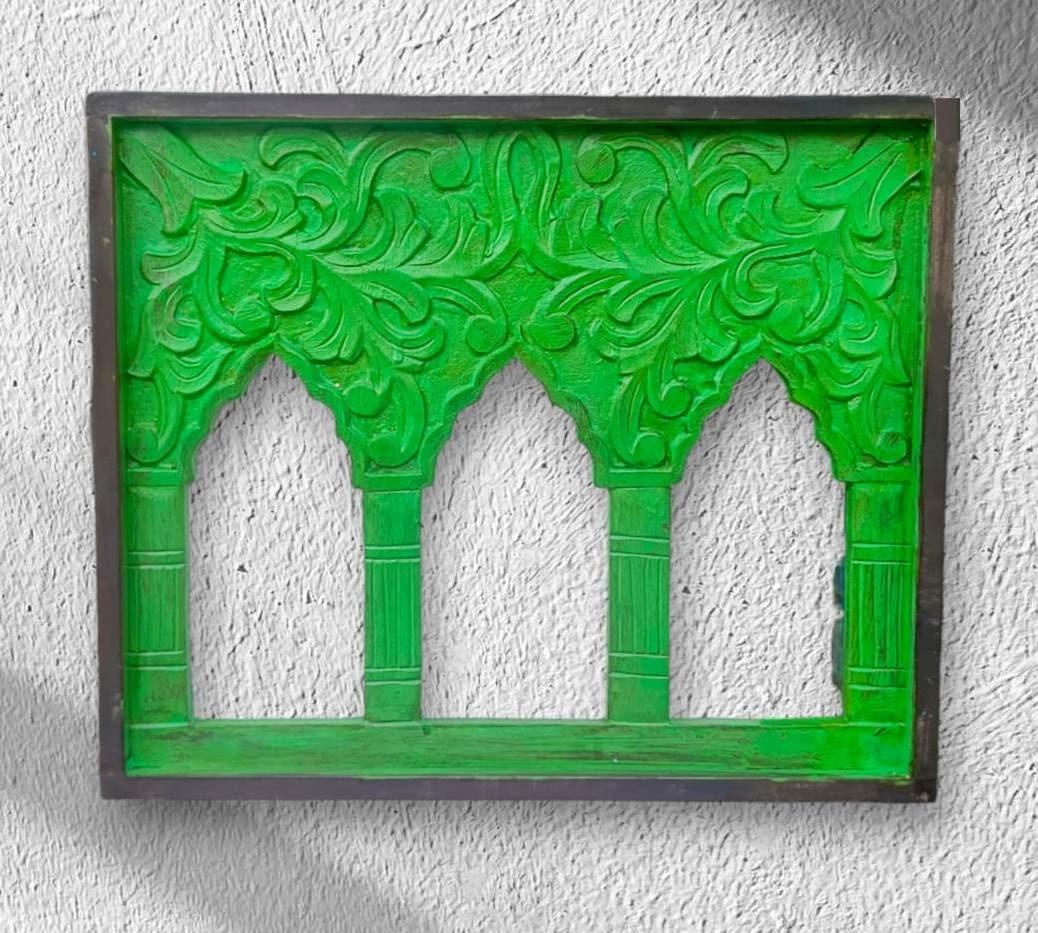 

Hand-Painted Wooden Jharokha Wall Hanging: Traditional Home Decor різнокольоровий