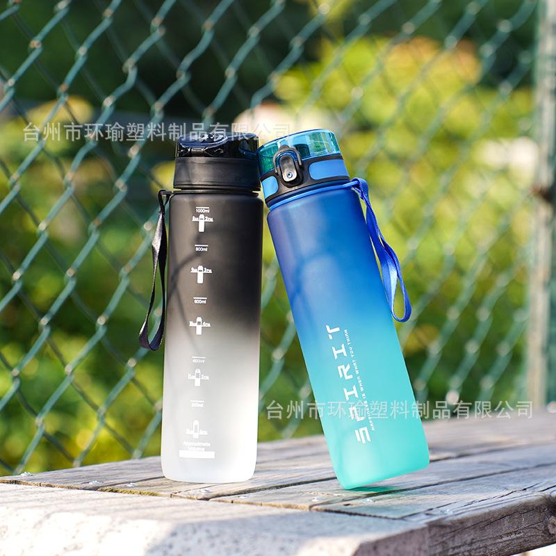

Large capacity plastic cup Portable space cup with scale Outdoor fitness direct drinking cup Kettle 600ml