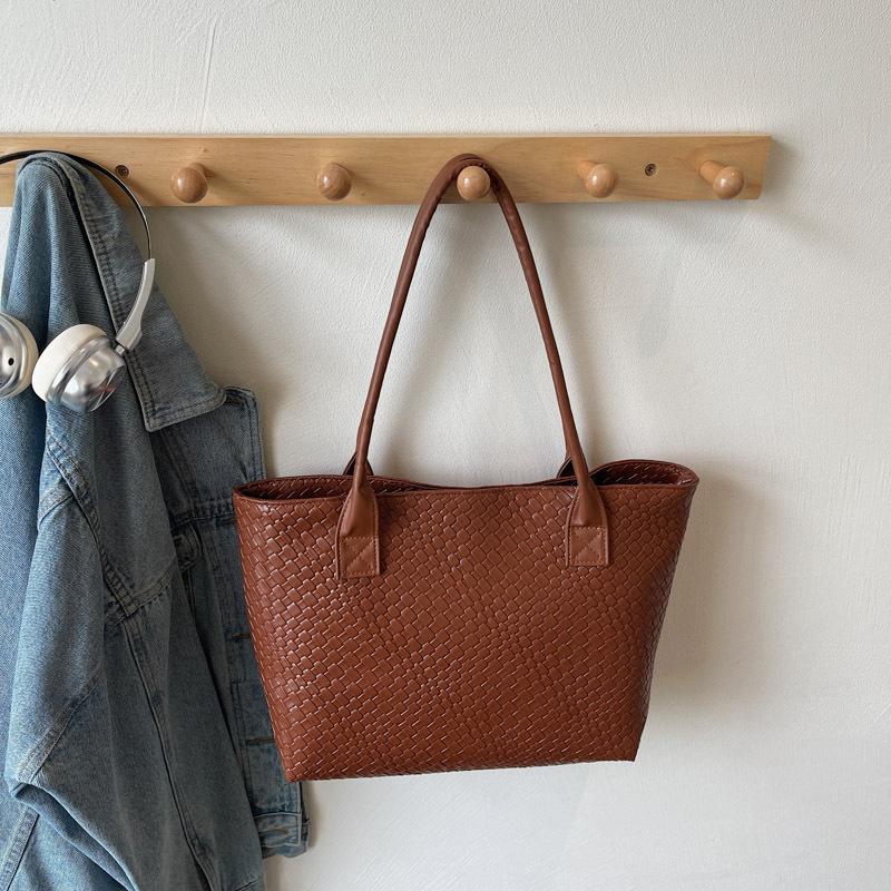 

Вдавленная большая вместимость ретро 2025 осень и зима новая повседневная однотонная текстура плечо портативная женская сумка коричневый