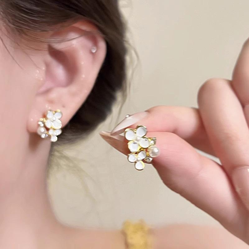 Pure White Sweet Gardenia Flower Zircon Earrings Korean Temperament Small Stud Earrings Exquisite Earrings