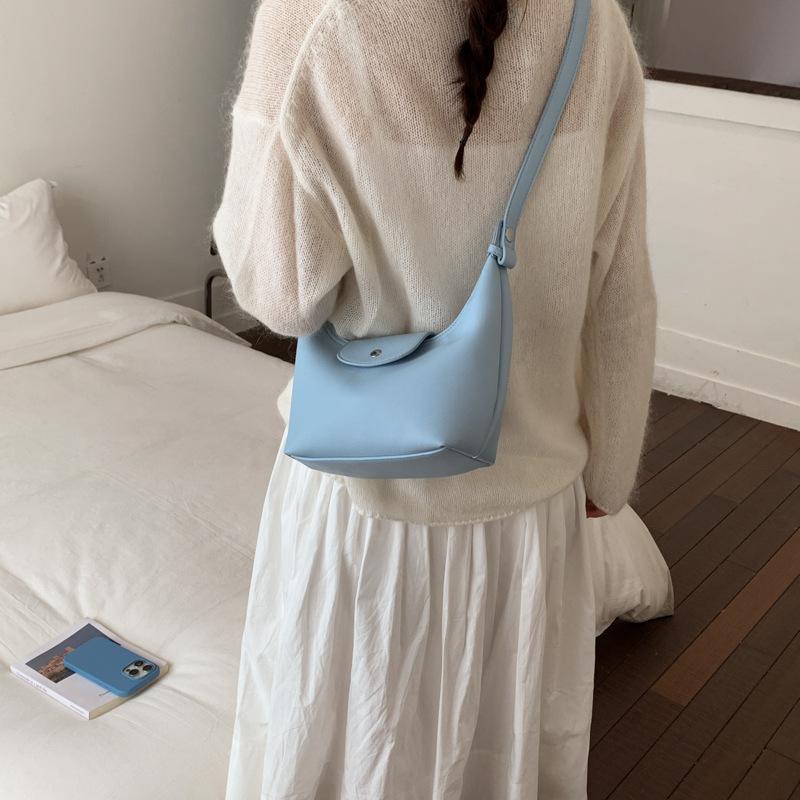 Minimalistische Weiche PU-Schultertasche für Damen Gebogene Silhouette Klappenverschluss