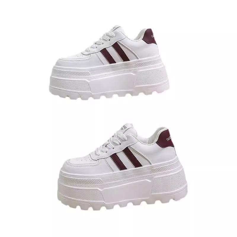The muffin increases the height of the little white shoes and the thick baseplate shoes. The new small man shows the height of the versatile