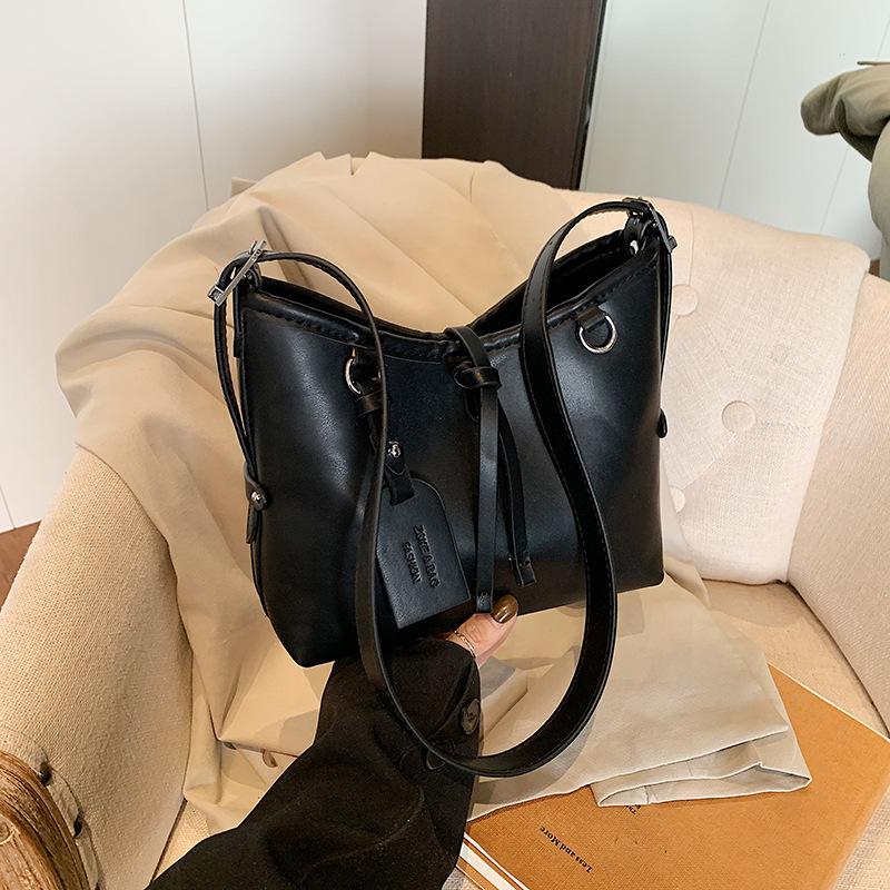 Casual soft surface large-capacity bag women's 2025 new fashion commuter shoulder bag candy color simple oblique span bag