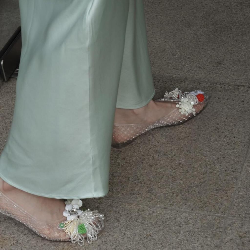 Koreansk version av de nya nischade ihåliga spetsiga sandalerna geléskor hålskor damplatt botten grund mun transparenta kristallskor