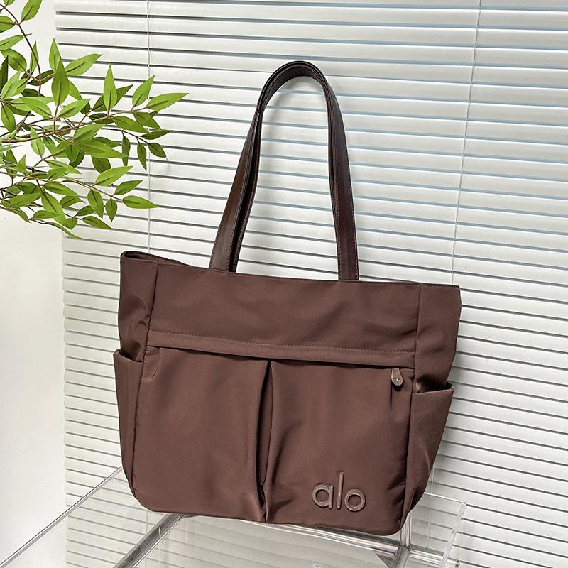 

Casual Retro Minimalist Tote Bag with Trendy Texture, Large Capacity Bag for Autumn and Winter, New Women s Shoulder Bag коричневий