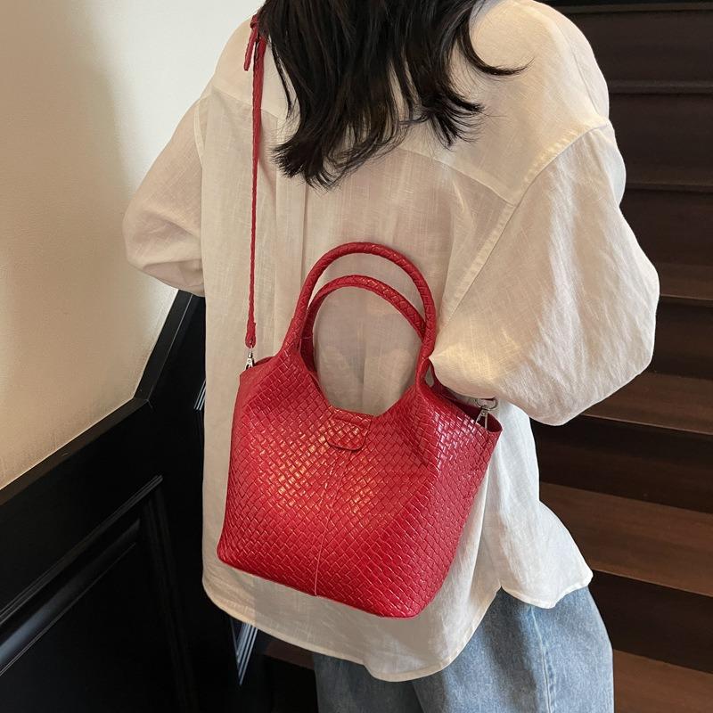 Spring and summer new woven pattern commuting casual simple large capacity retro underarm portable shoulder bag women