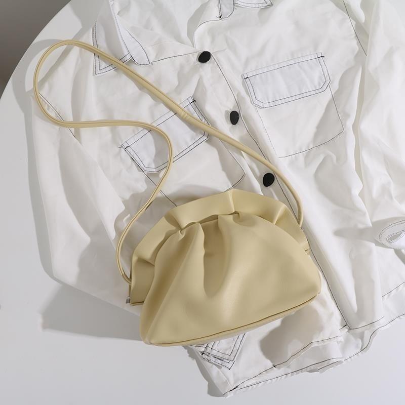 

Сумки в форме облачка с оборками. Свежие и милые сумки в корейском стиле с нишевым дизайном. Плиссированные сумки через плечо в форме пельменя. светло-желтого