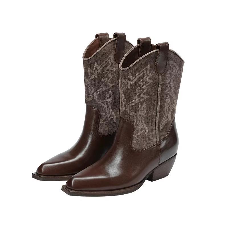 Cai Wenjing has the same pointed thick heel western cowboy boots for women in autumn and winter 2025, and retro style short boots are versatile.