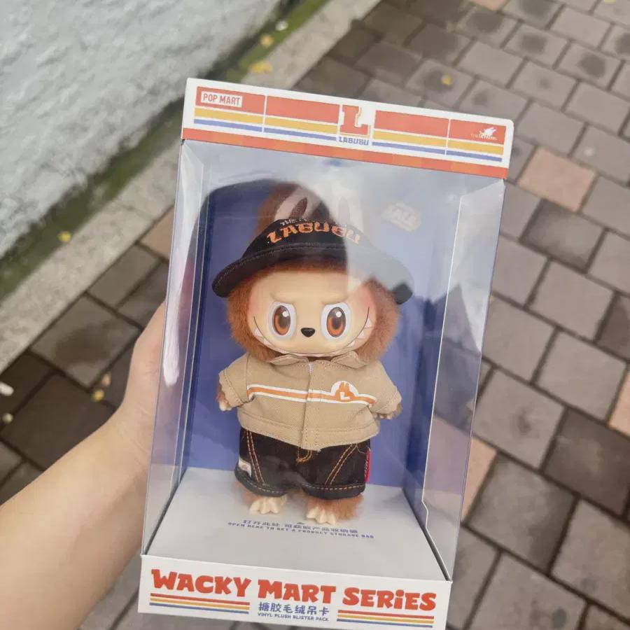 

Брелок-кукла Popmart Labubu из круглосуточного магазина