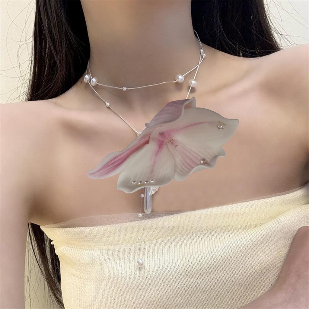 Elegant Flower Women's Neck Jewelry Delicate Flower Collar Chain Statement Necklace for Fashion Forward Individuals