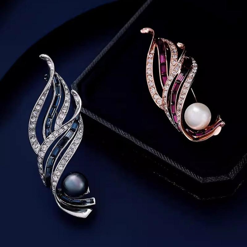 The Orchid Brooch for Women Is Exquisite and Unique. It Features A Leaf Corsage with A Niche Design and A Pearl Brooch