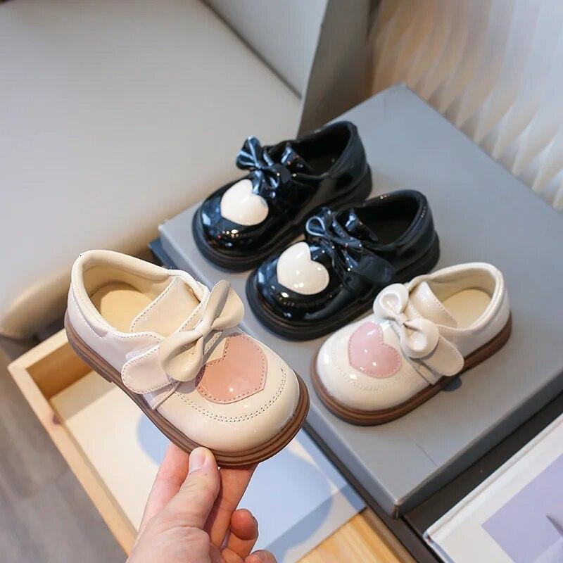 

Girls Bowknot Princess Shoes 2024 New Spring Soft Bottom Children Baby Leather Shoes Kids Cute Heart Shape Single Shoes Toddler