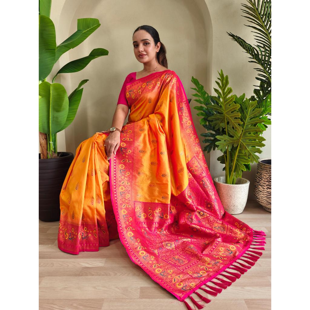 Sari en soie Paithani avec motifs de paon uniques et travail meenakari avec pallu contrasté et bordure contrastée de créateur. Avec des pompons.