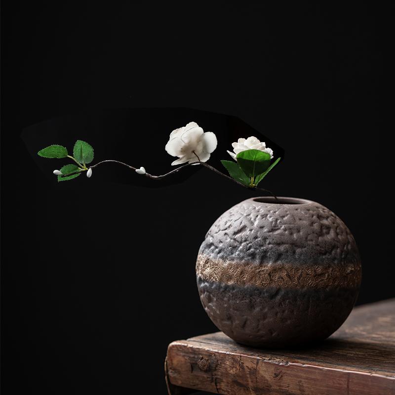 Dekoracja w postaci ceramicznego wazonu vintage, aranżacja kwiatowa do salonu, kreatywna prostota, wazon hydroponiczny, dekoracja na biurko