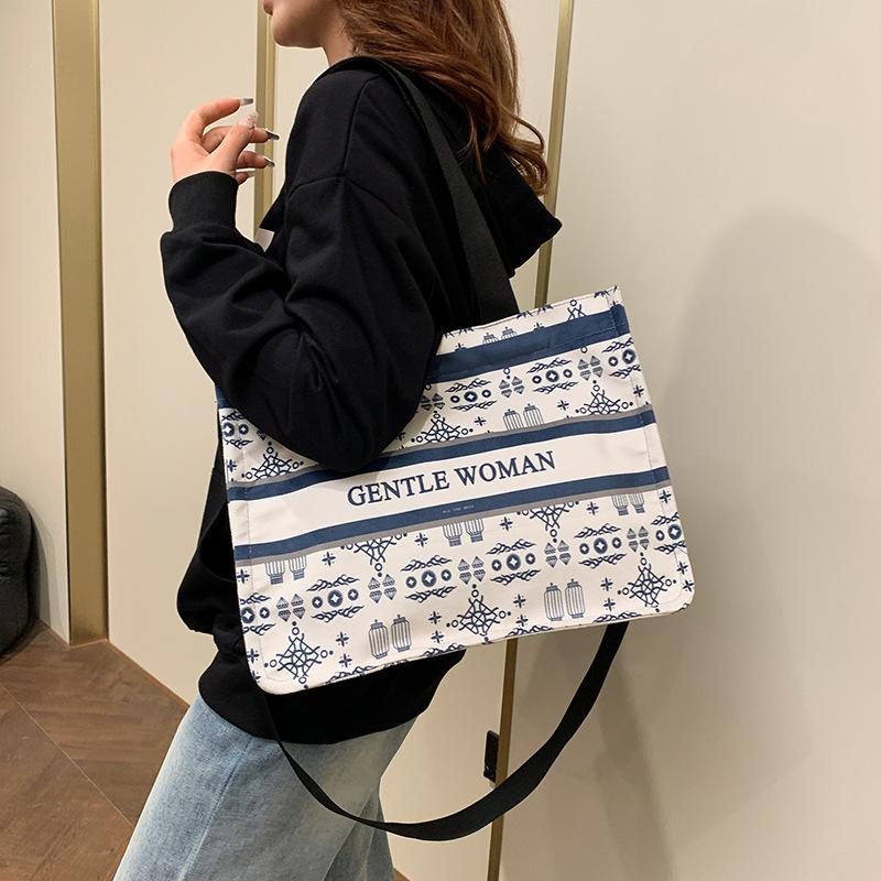 Fashion printed shoulder bag women's 2025 new large-capacity bucket bag niche retro large-capacity portable tote bag