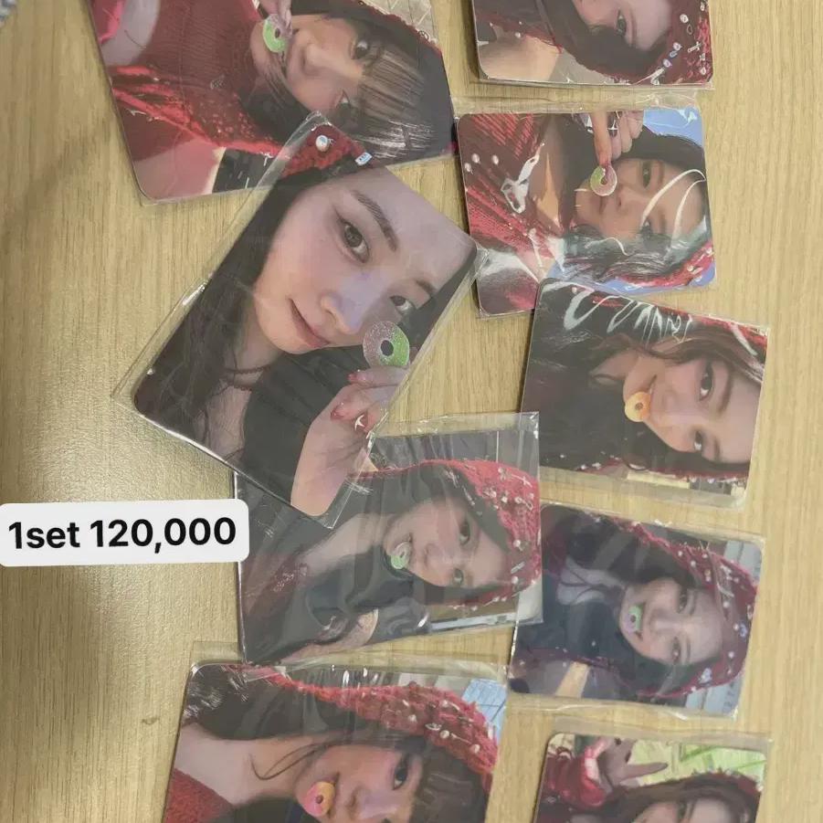 

Twice Это четыре предзаказные фотокарты, подарок от магазина для фанатов Twice