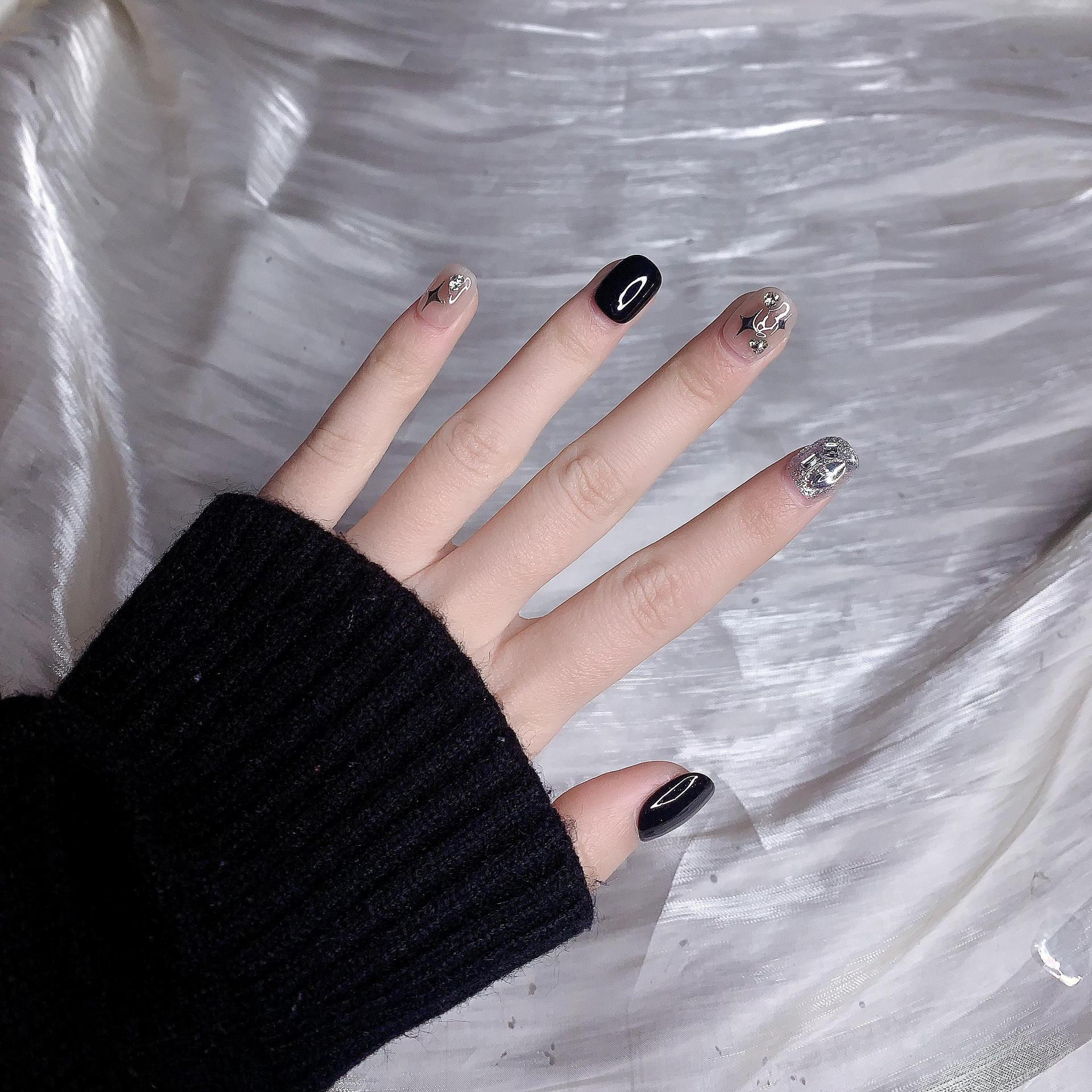 

Handmade Wearable Nail Art Tips: Short Nude with Flashy Diamonds & Stars