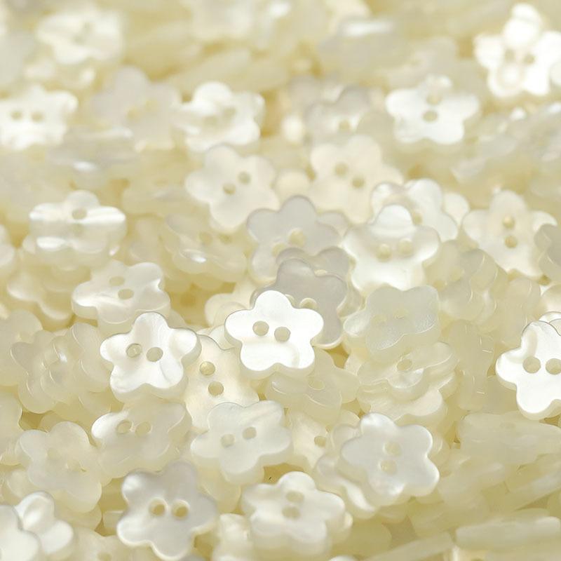 

5 шт. двухглазых пуговиц из смолы в виде цветка сливы, простые декоративные пуговицы для рубашек, детские вязанные кардиганы, пуговицы для воротника рукавов 1 #[12mm LH #Two-eye plum blossom imitation white]