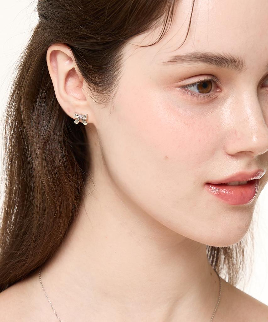 L'Ombrillant Marvel Ribbon Cubic Earrings