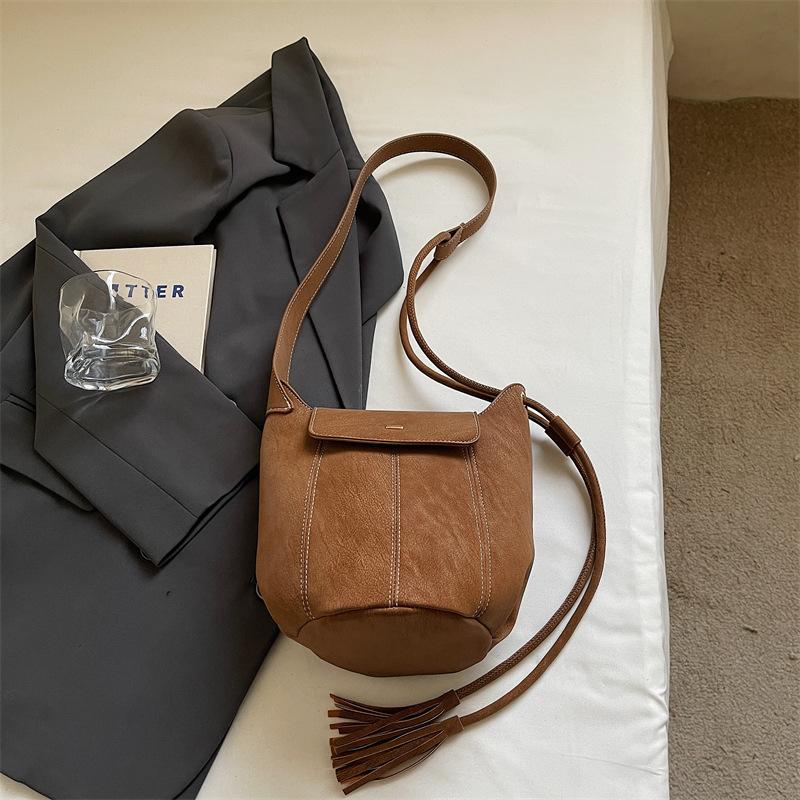 Simple niche retro matte bag women s winter messenger bag high value fashion shoulder bag