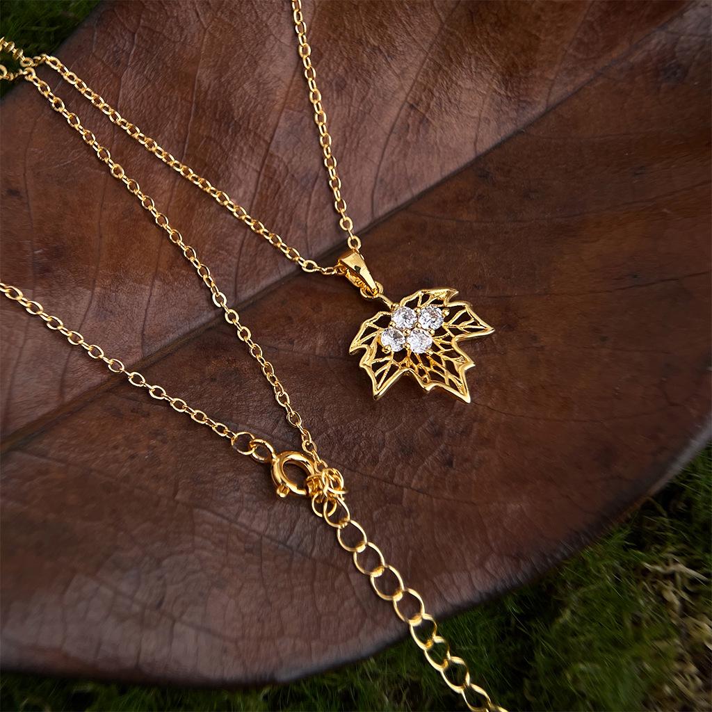 

Елегантне 18-каратне золоте ажурне кольє у формі кленового листа з деталями із цирконів – Ланцюжок для светра в стилі легкого люксу