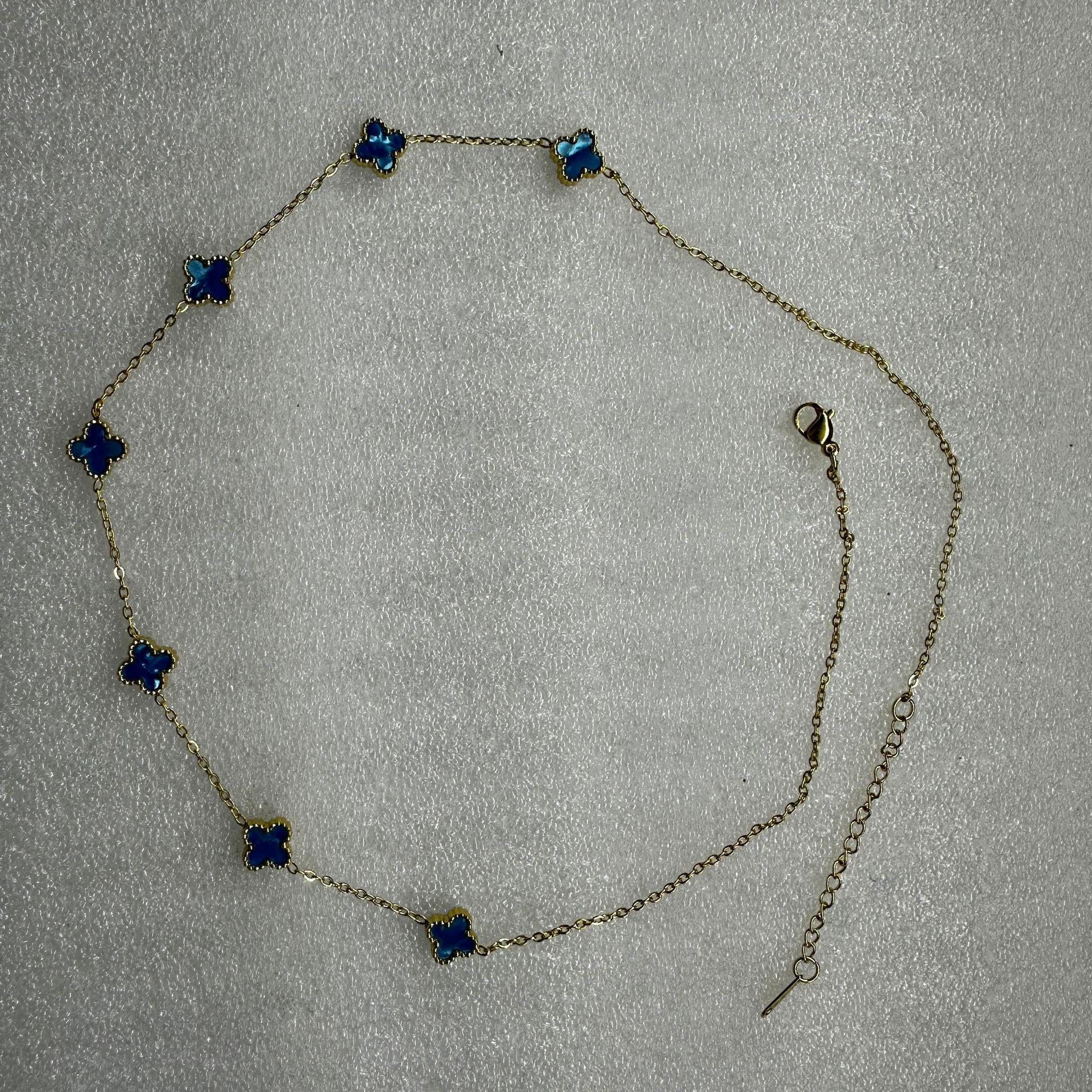 

Ожерелье 9 мм «Счастливая семерка» с четырехлистным клевером, золотой чокер 18 карат с красным халцедоном, агатом и белым перламутром. 18K