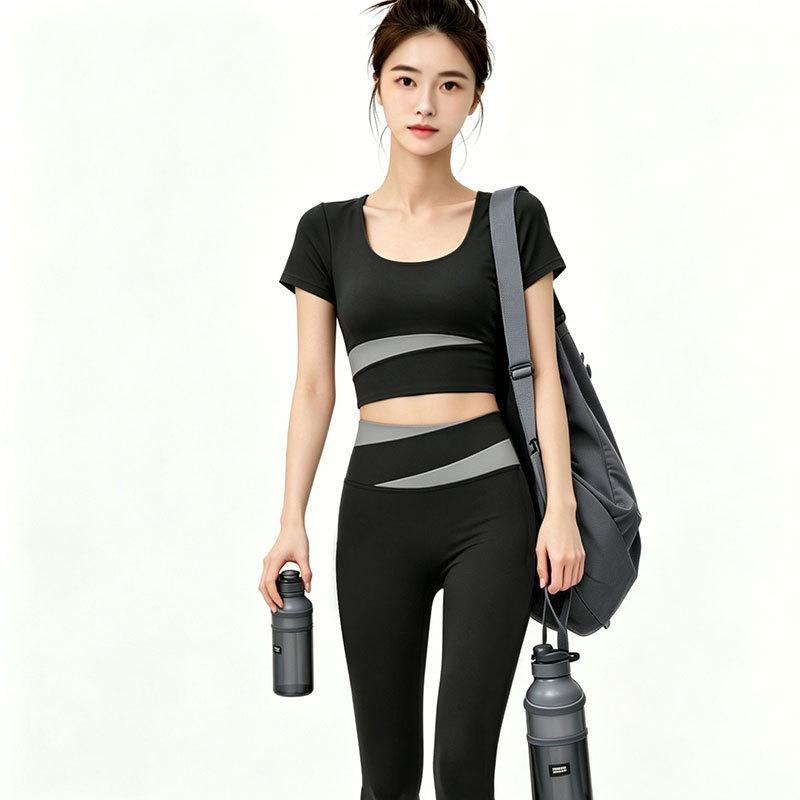 You can wear a contrasting color yoga suit, women's collar, short-sleeved trousers, shockproof gathering, sports and fitness two-piece set.