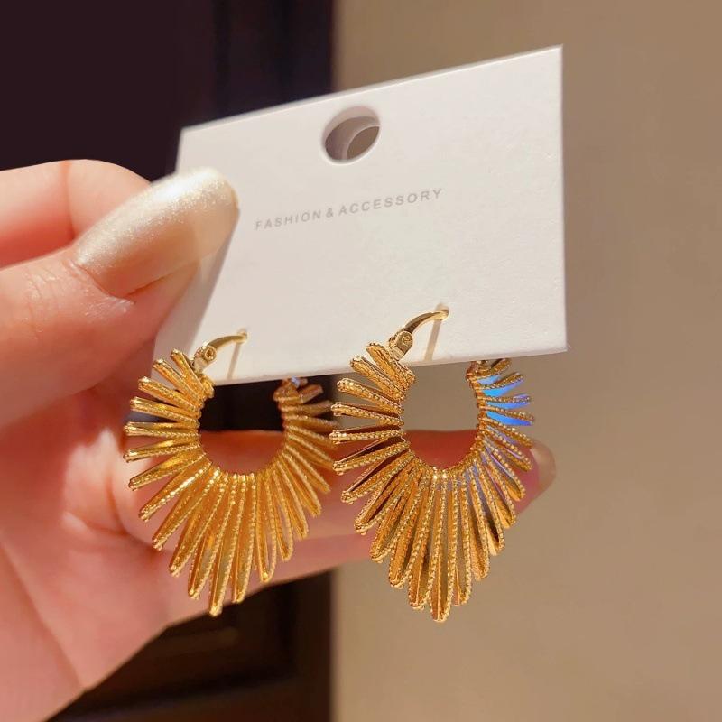 

Gold Line Luxury Earrings: Unique European & American Fashion Ear Cuffs, Exaggerated Studs, Niche Design for Women золотий