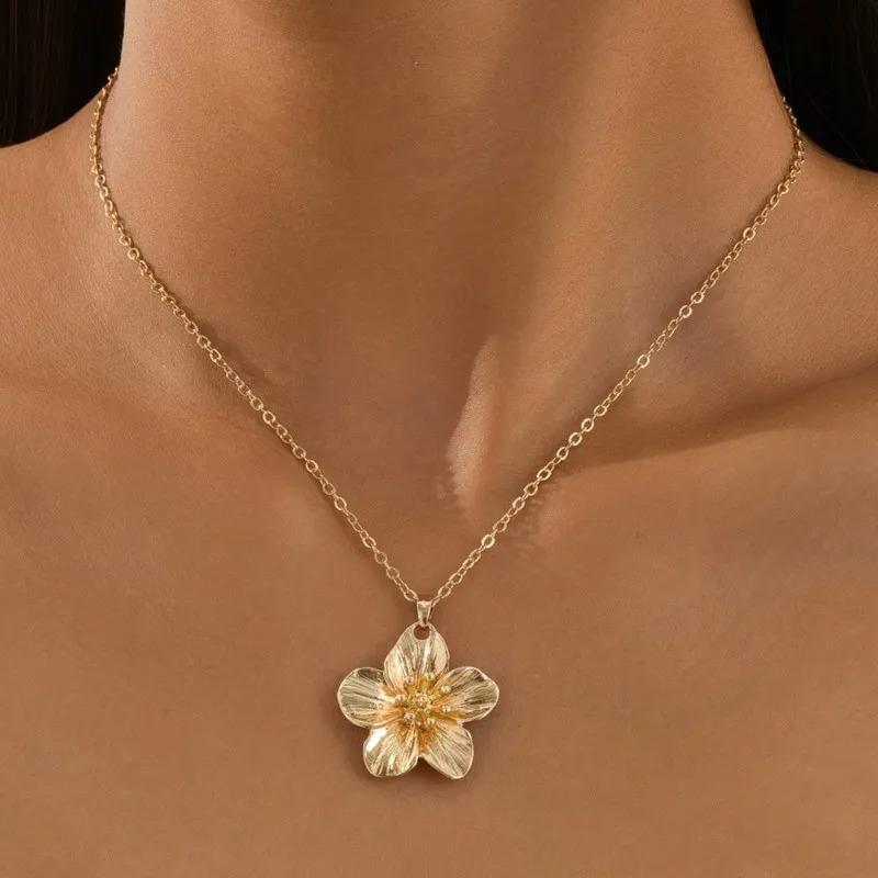 Golden Dopamine Style Flower Pendant Necklace for Women New Trend Wrinkled Choker Wedding Gifts Accessories