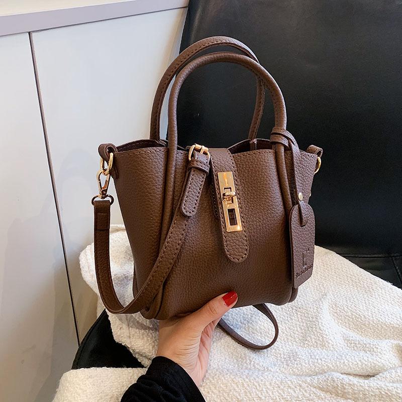 

Commuter Versatile Handbag, New Retro Fashion Bucket Bag, Premium Texture Crossbody Bag коричневий