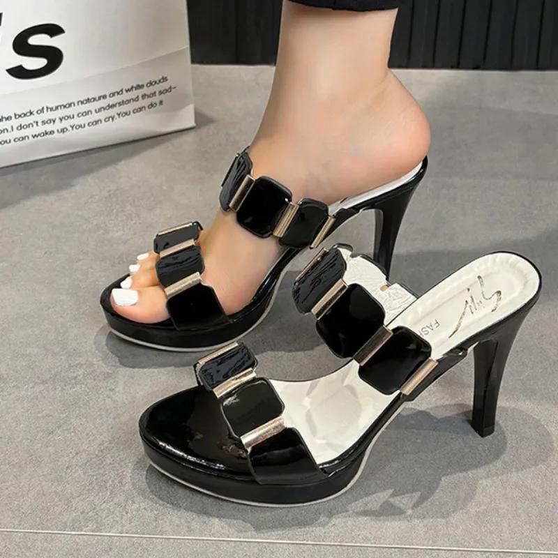 

Летние женские шлепанцы с круглым носком и металлической отделкой, на платформе и тонком каблуке, повседневные, для вечеринок, больших размеров, современные сандалии 43 чёрный