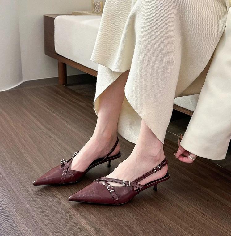 Sommermode sexy spitze High Heels lässige flache Sandalen elegante Schnalle dekorative dünne High Heels schwarze Damenschuhe