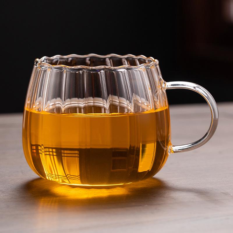 Hohe Borosilikat-Spitzen-Teetasse mit vertikalen Streifen - Hitzebeständiges Glas mit Henkel für Zuhause oder Büro.