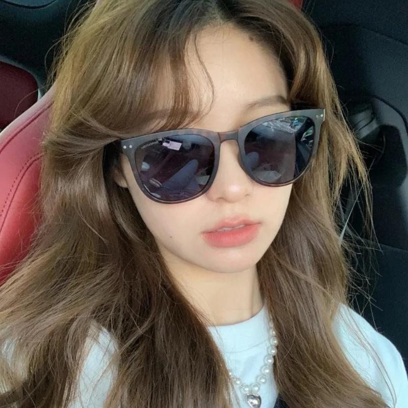 Foldable Design Sunglasses with Storage Bag for Women Men Fashion Classic Sun Eyeglasses Portable Outdoor Use Driving Summer Sunglasses Accessory UV40