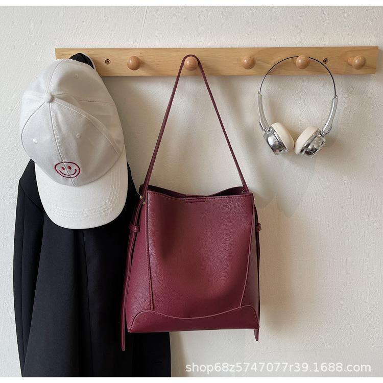 This Year's Popular Bag Bucket Bag Women's 2025 New Commuter Fashion Shoulder Bag Retro Versatile Casual Messenger Bag