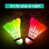 Bádminton luminoso con alta elasticidad y pelota de nailon con plumas resistente al viento para una noche luminosa.