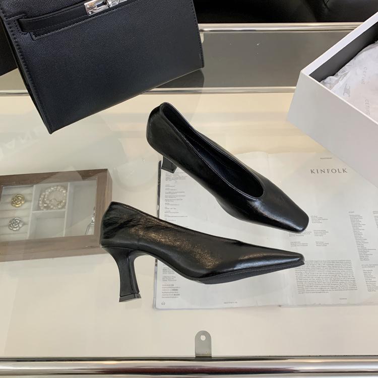 2025 new white high-heeled single shoes women's spring square head V-mouth temperament celebrity retro temperament witch grandma shoes