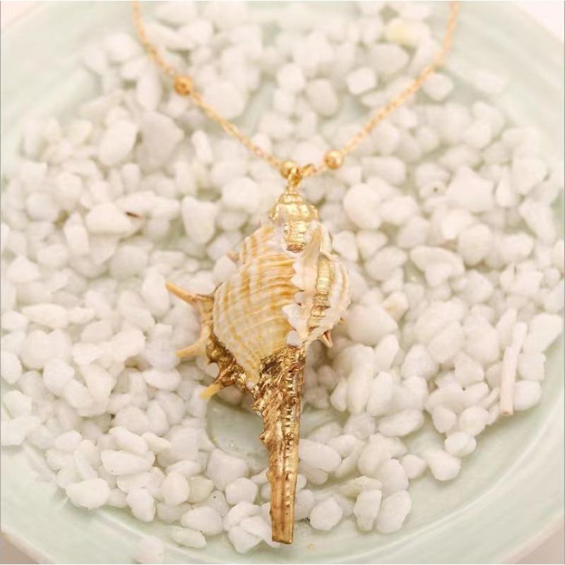 European and American Gold-plated Edge Beach Conch Pendant Necklace, Female Creative Retro Natural Conch Necklace