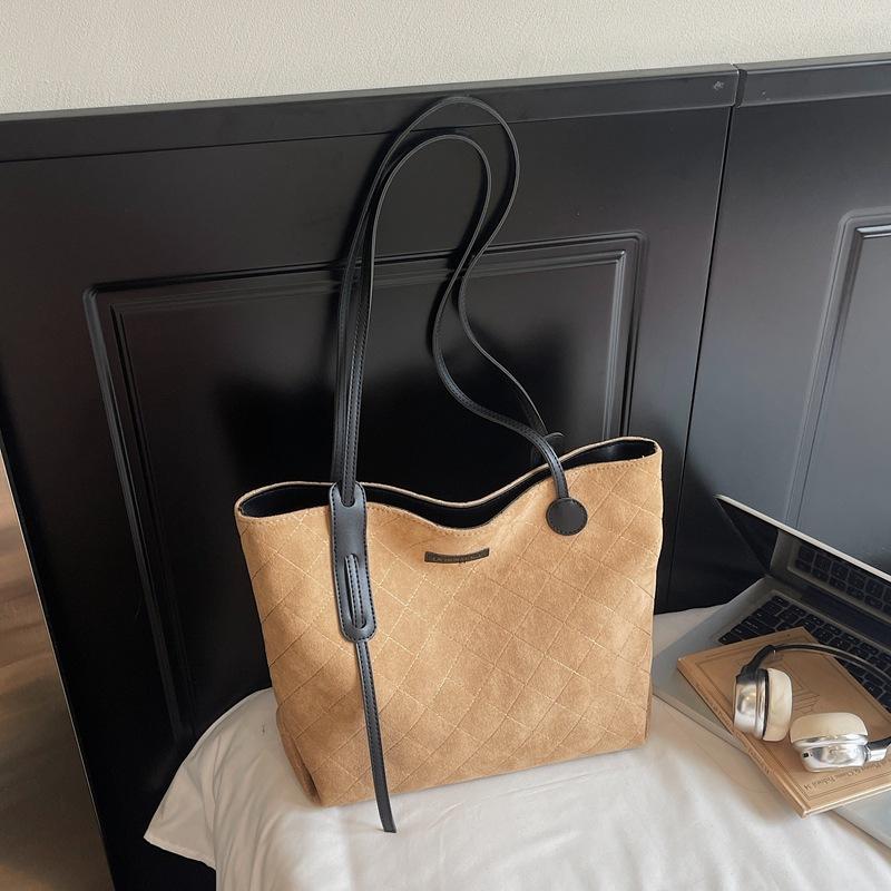 

Simple foreign style commuter armpit bag 2025 autumn new commuter large capacity tote bag fashionable shoulder handbag хаки