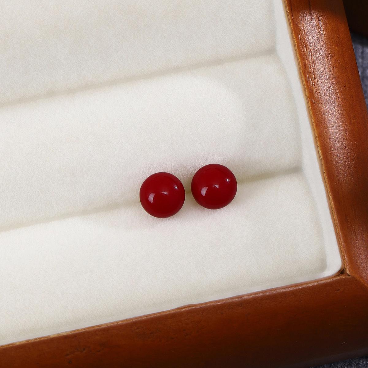 

Hong Kong Style Retro Ankara Red Steamed Bread Bead Earrings, Niche High-End White Simple Earrings