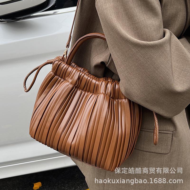 Premium sense hand bag women's 2025 new popular fashion commuter women's bag retro shoulder messenger bucket bag