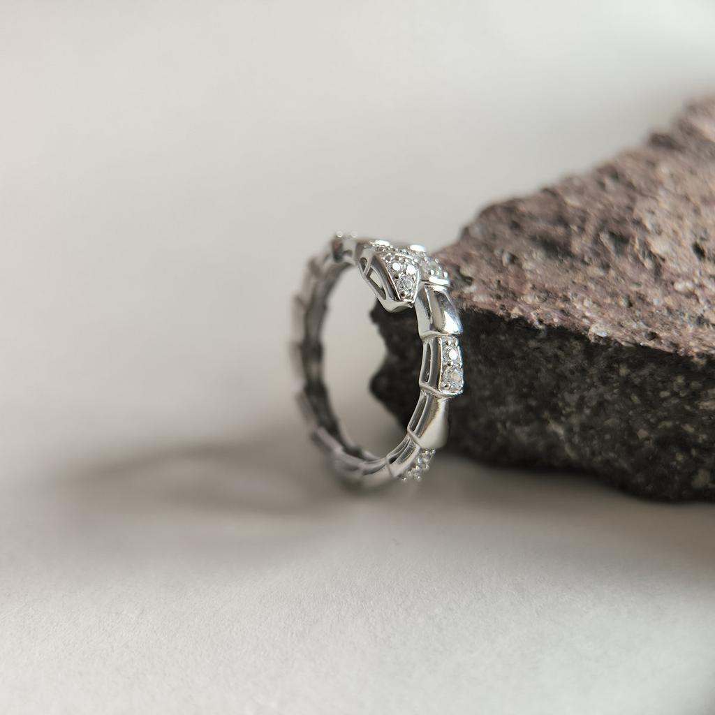 Серебряное кольцо с фианитами, вес изделия 3,41 гр (2207771)