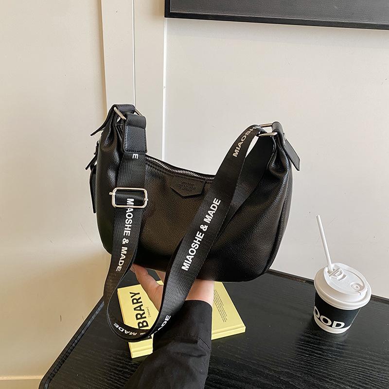 Simple High-quality Texture Versatile Dumpling Bag 2005 New Fashion Casual Wide Shoulder Strap Messenger Bag Shoulder Bag