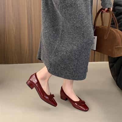 Scarpe singole a bocca bassa in vernice da donna primavera e autunno nuove temperamento francese vento fatato delicato un pedale pendolarismo tacco spesso sera sh