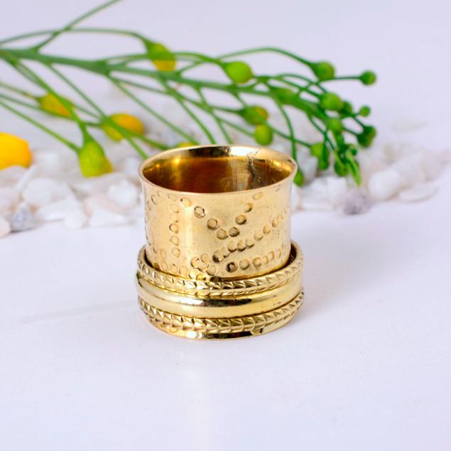 Hammered Brass Spinner Ring: A Textured and Fidget-Friendly Accessory for Meditation and Style