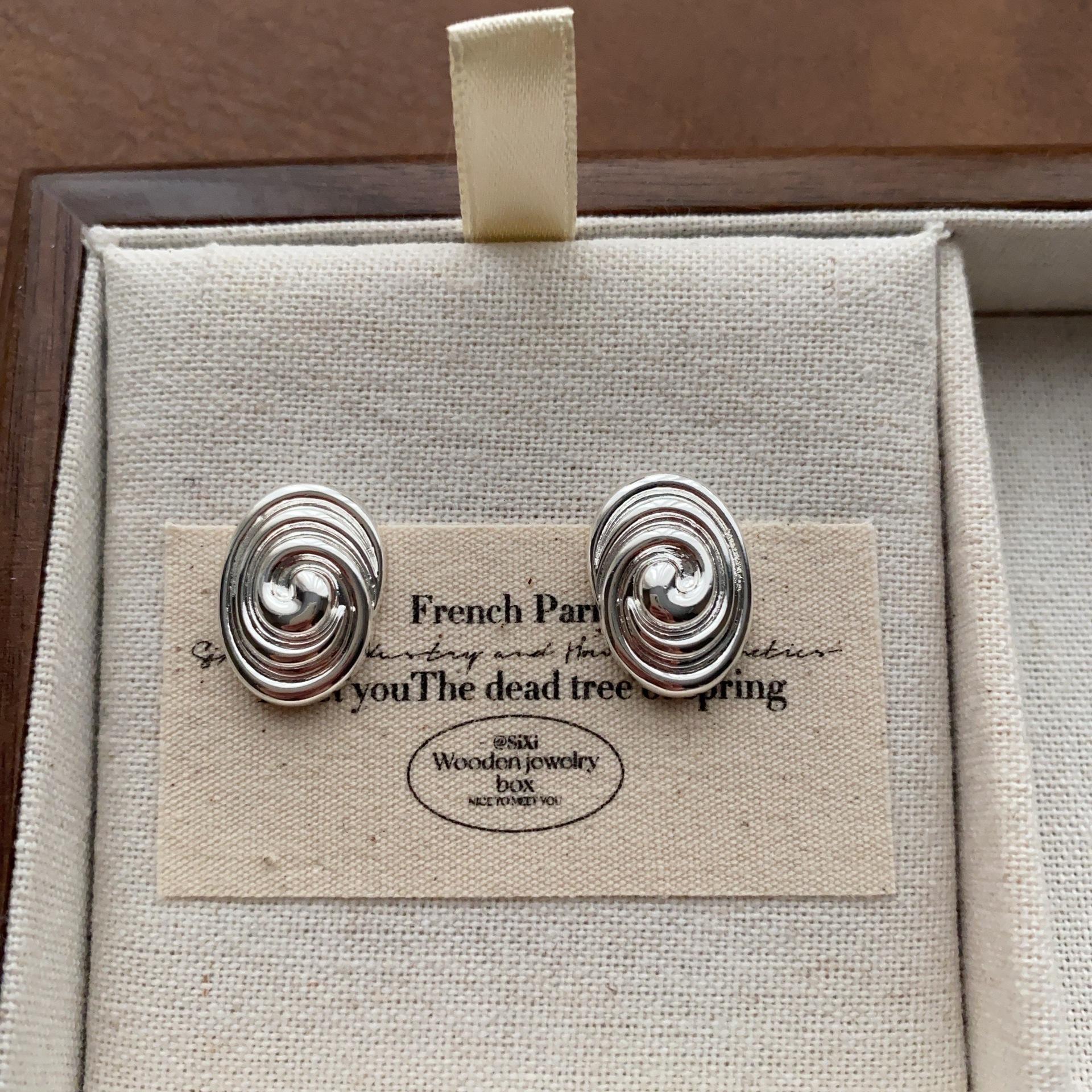 

Oval metal spiral texture stud earrings, earrings, light luxury retro fashion niche design, high-end temperament earrings